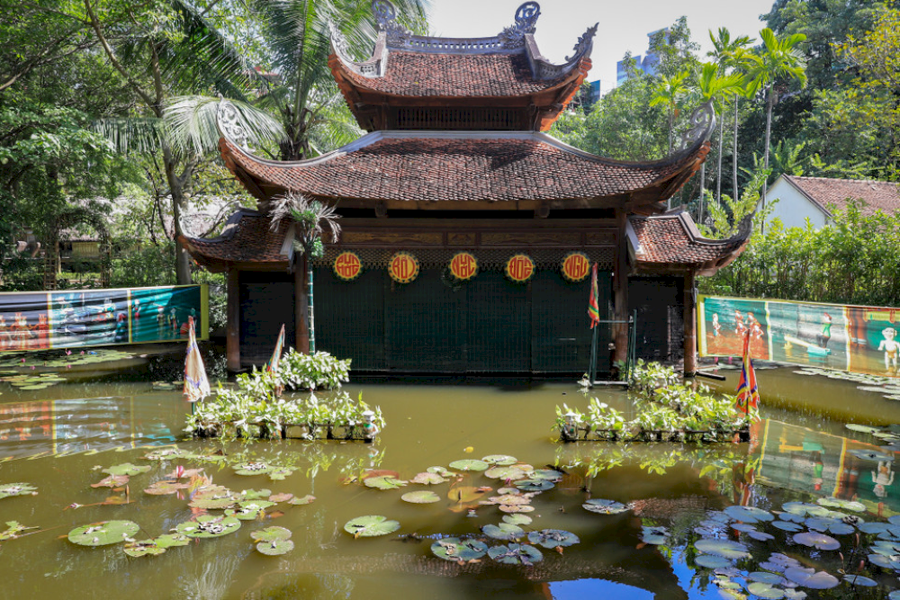 The water puppet theater area
